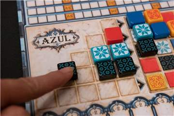 das Brettspiel „Azul“ ist Spiel des Jahres 2018. Foto: Paul Zinken
