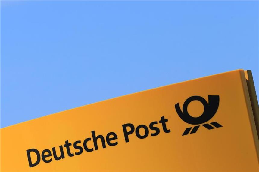 Das Briefporto für Geschäftskunden bei der Deutschen Post wird teurer. Foto: Jens Wolf/Archiv