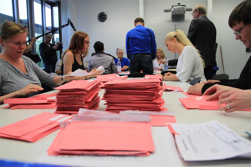 Niedrige Wahlbeteiligung in Bochum Das Briefwahlzentrum ist erneut im Neuen Gymnasium untergebracht.