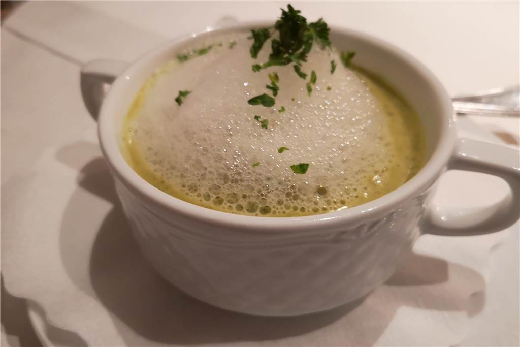Wetterkamp hat sich von der Dorfkneipe zum Restaurant gemausert Das Brokkolischaumsüppchen mit Rosmarinschaum gab es zur Vorspeise.