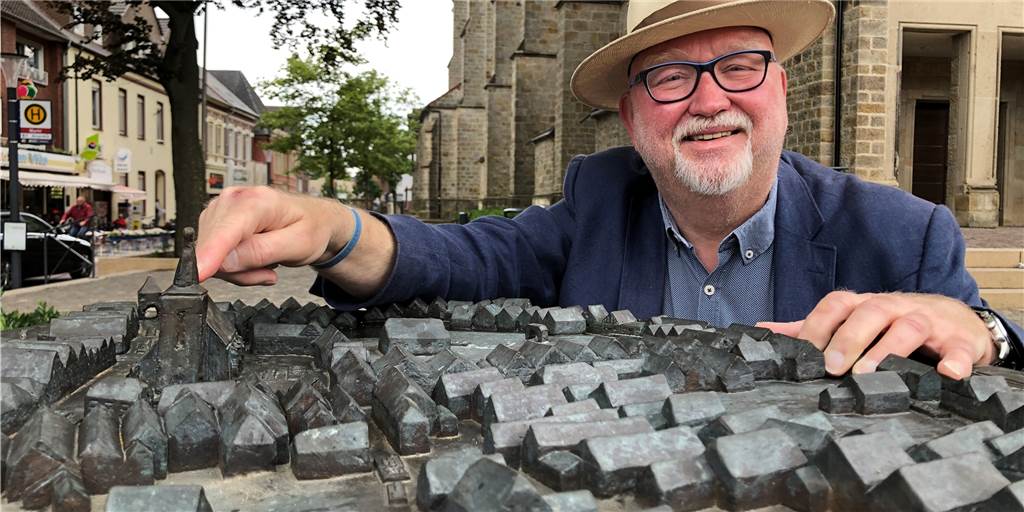 Alex Theßeling nimmt Stadtlohner mit auf eine Reise in die Vergangenheit Das Bronzerelief auf dem Markt zeigt die historische Stadt Stadtlohn. Für den neuen Stadtführer Alex Theßeling ist das Modell neben dem Figurenbrunnen der ideale Einstieg in den Stadtrundgang.