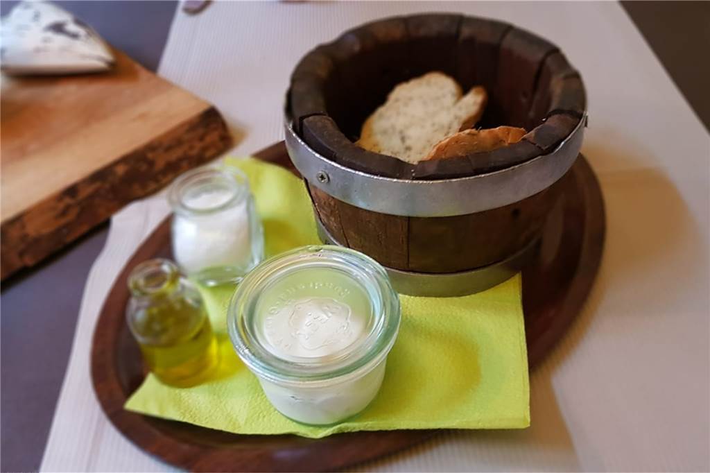 Im Vredener Gasthaus Terrahe gibt es bestes Fleisch vom eigenen Metzger Das Brot wird vorab in einem kleinen Holzfass serviert.