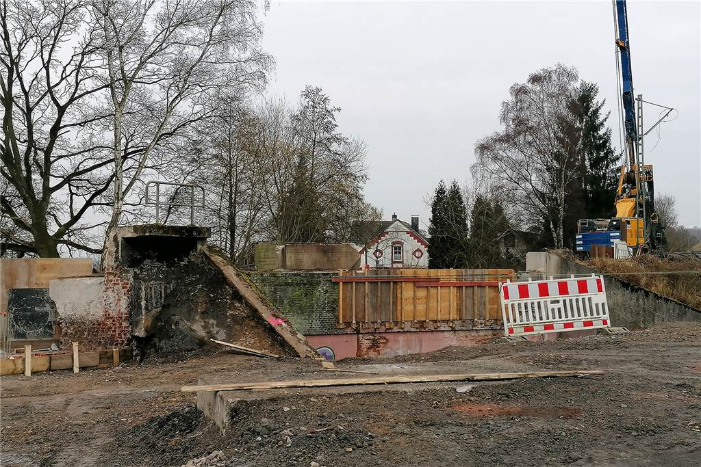 Brücken-Neubau: Trickst die Deutsche Bahn ein Anwohner-Interesse aus? Das Brückenbauweg entsteht komplett neu. Schwer vorstellbar, dass die Gründungen für die Brückenköpfe nur für einen vorübergehenden "Behelf" erfolgen.