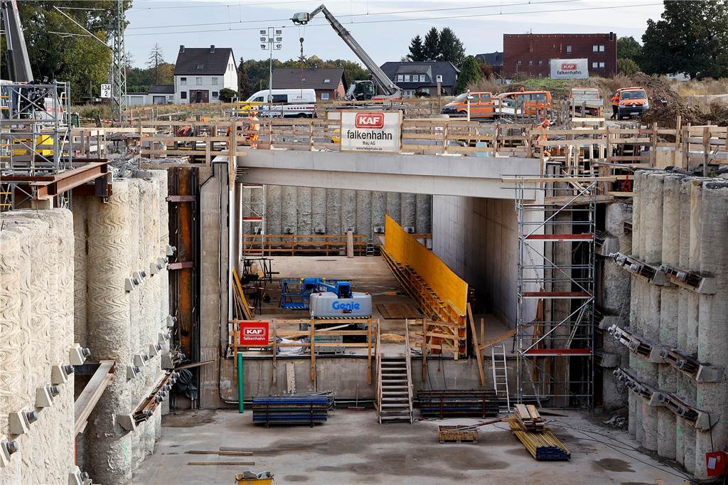 Spannender Countdown an der Bahnstrecke: Jetzt geht es gegen die Uhr Das Brückenbauwerk wird jetzt an die Bahnstrecke Dortmund-Hamm angeschlossen. Die gelbe Verschalung ist erforderlich für die Errichtung einer Betonwand, die den motorisierten Verkehr von Fußgängern und Radfahrern trennt.