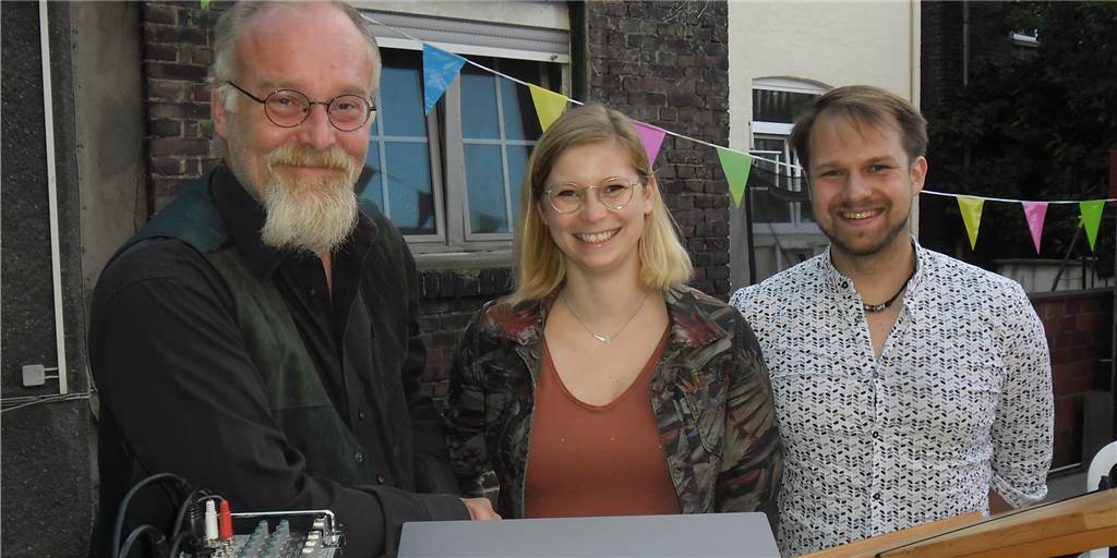 Zeitreise mit Vater-Paradoxon: Lüner Student verfilmt Buch als Masterarbeit Das Buch "Die erste Bahn" von Markus Veith (l.) wird verfilmt - und zwar als Masterarbeit von Gero Brötz (r.). Unterstützt wird er dabei von Nicole Ellrichmann. Vorgestellt haben die drei das Projekt bei einer gut besuchten Lesung im Rahmen des „Parktheaters“.