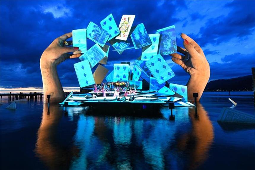 Bregenzer Festspiele eröffnet Das Bühenbild zur Oper „Carmen“ auf der Seebühne in Bregenz. Foto: Felix Kästle