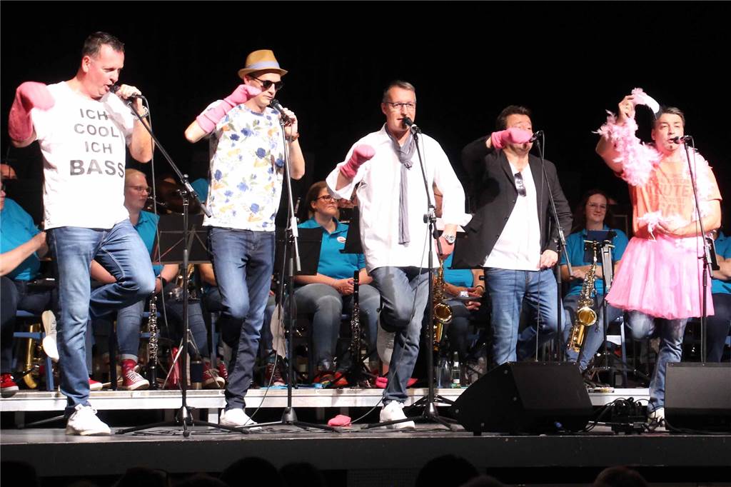 Bläsercorps Werne und 6-Pipes verbreiten Humor und Musikalität Die Sänger der 6-Pipes stehen auf der Bühne und tanzen.