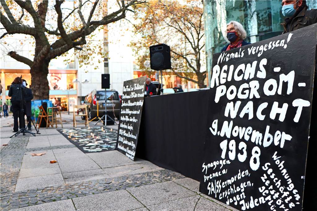 Scherben vor der Reinoldikirche erinnern an grausame Verbrechen Das Bündnis Dortmund gegen Rechts hat am Samstag (7.11.) zum Gedenken in der Dortmunder City geladen.