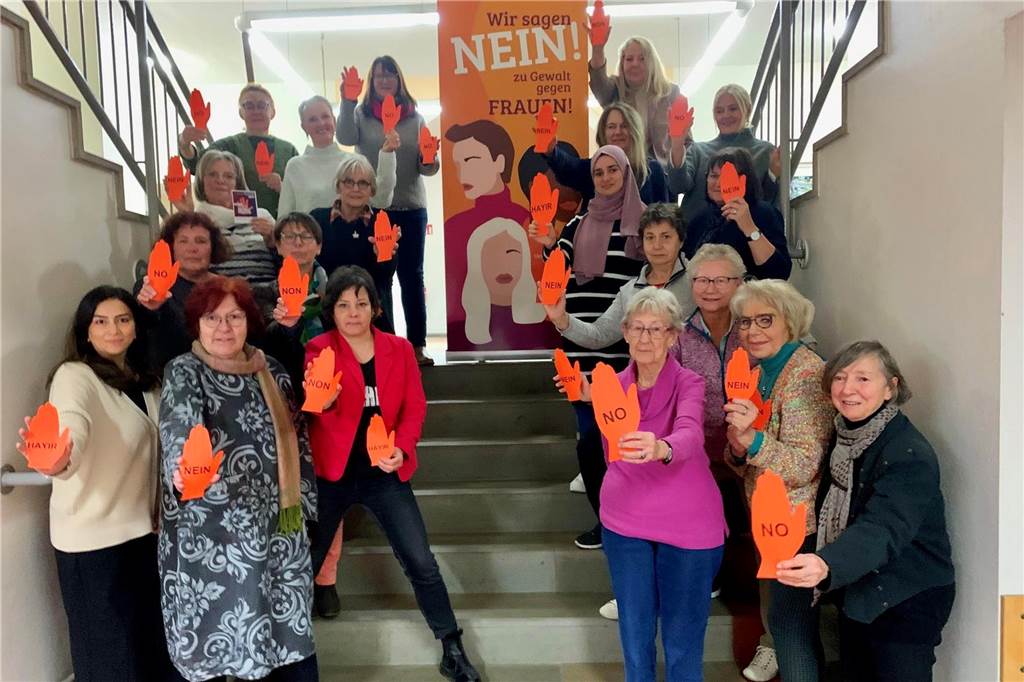 Aktionen zum „Orange Day“ : Schwerte setzt klares Zeichen Frauen mit orangefarbenen Händen, Orange Day, Schwerte