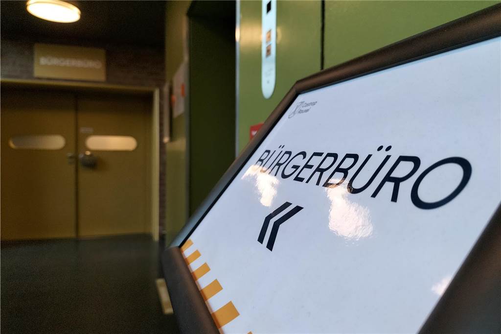 Bürgerbüro bleibt samstags zu: Stattdessen läuft bald ein Donnerstagstest Das Bürgerbüro hat seinen Service in den vergangenen Jahren kontinuierlich verbessert. Darin sind sich eigentlich alle einig. Aber die Samstagsöffnungs-Debatte zeigt starke behördliche Grenzen auf.