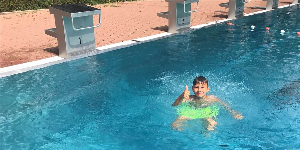 Freibad-Check: Bürgerfreibad Selm ist Lieblings-Freibad und Geheimtipp Das Bürgerfreibad Selm bewertet Luis (9) super. Er springt gerne von den Sportblöcken und rutscht auf der großen grünen Rutsche.