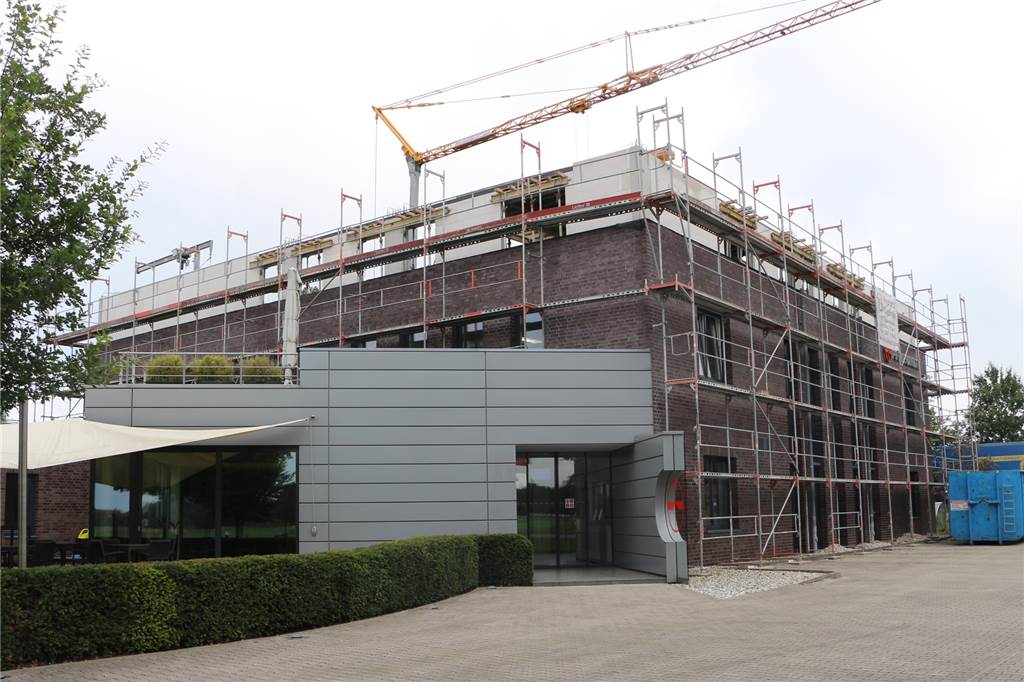 Pfreundt leitet Generationswechsel ein – geplant war dies ursprünglich so nicht Das Bürogebäude wird aufgestockt, zum Sommer 2022 hofft man, die neue Etage nutzen zu können.