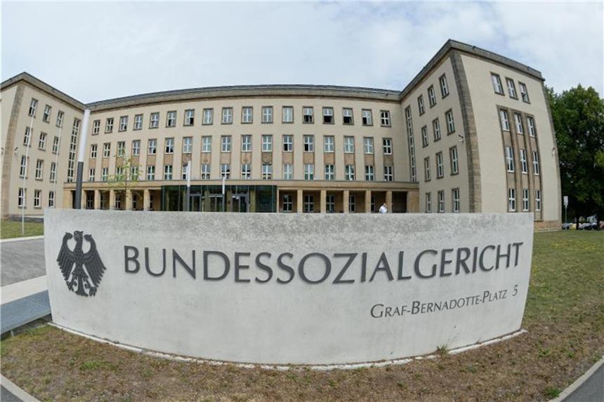 Sturz bei Fahrbahn-Check ist kein Arbeitsunfall Das Bundessozialgericht hat entschieden: Der Schutz der Unfallversicherung gilt nicht, wenn Arbeitnehmer den unmittelbaren Weg zum Betrieb unterbrechen. Foto: Swen Pförtner/dpa