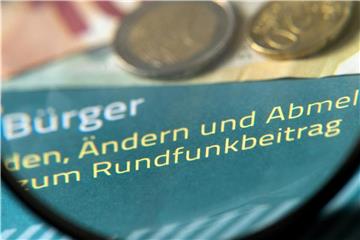 Das Bundesverfassungsgericht in Karlsruhe verhandelt zwei Tage lang darüber, ob der Rundfunkbeitrag für die öffentlich-rechtlichen Rundfunkanstalten zulässig ist. Foto: Arno Burgi