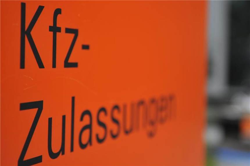 Autobesitzer sollen Wagen bald online neu zulassen können Das Bundesverkehrsministerium will das Anmelden von Fahrzeugen im Netz möglich machen. Foto: Marc Müller