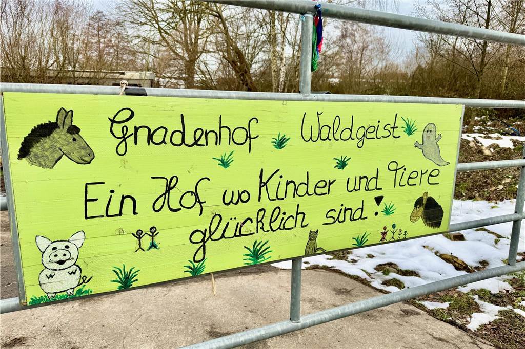 Tierarztkosten explodieren - Gnadenhof Waldgeist startet Spendenaktion Ein buntes Schild.