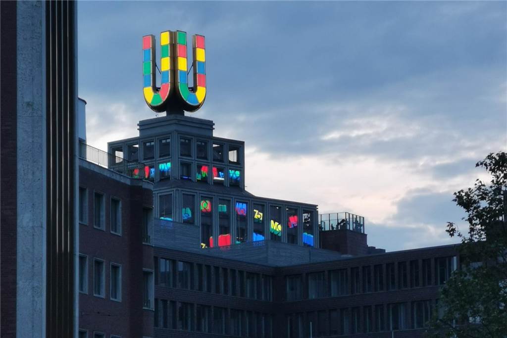 Leuchtendes U wird zum Pixel-Kunstwerk Bunte Farben am Dortmunder U-Turm.