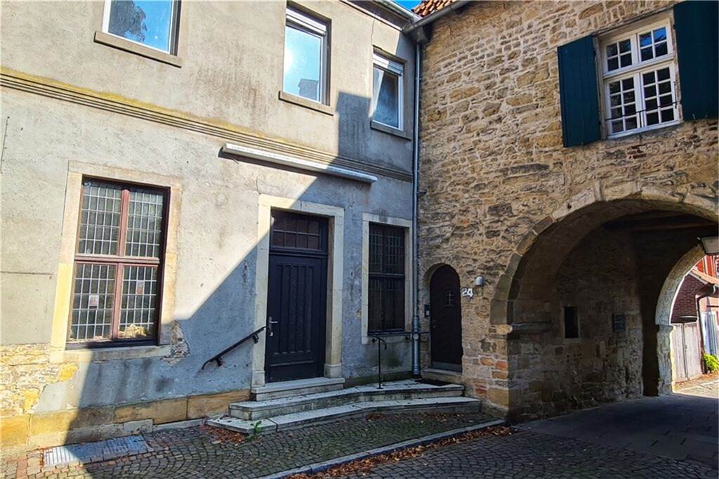 Abriss und Neubau Burgschänke: Bauantrag gestellt, Bangen geht weiter Das Burgtor mit dem Turmzimmer (r.) bleibt erhalten. Darum dürften die Abrissarbeiten der Burgschänke (l.) kniffelig werden.