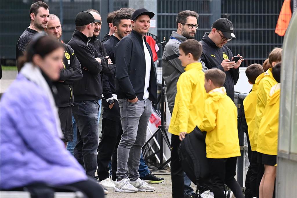 Herrmann sichert BVB-U19 gegen Hertha BSC die Chance aufs Finale: Dortmund droht Defensiv-Engpass Edin Terzic steht neben dem Spielfeld.