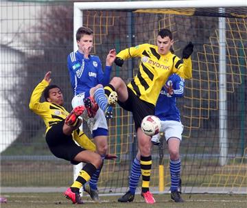 Das BVB U17-Angriffsduo Etienne Amenyido und Janni Luca Serra (r.) setzte Schalke unter Dauerdruck.