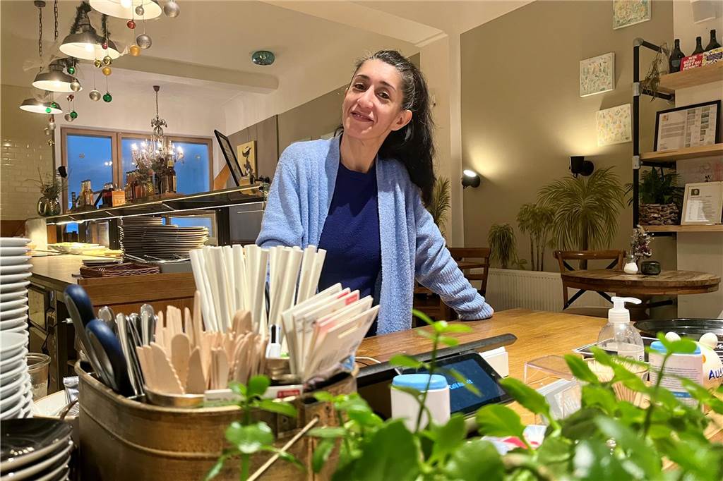 Außengastronomie auf Parkplätzen: „Darauf habe ich gewartet“ Das Café Auszeit an der Kaiserstraße ist ein Familienbetrieb. Ferda Yildirim leitet die Gastronomie.