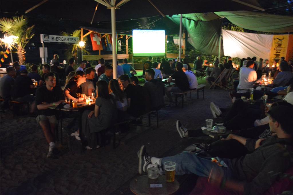 Dortmund leidet mit Hummels: Das erste Public Viewing in der Pandemie Das Café Erdmann war nicht restlos ausverkauft, aber alle Tische waren gut belegt.