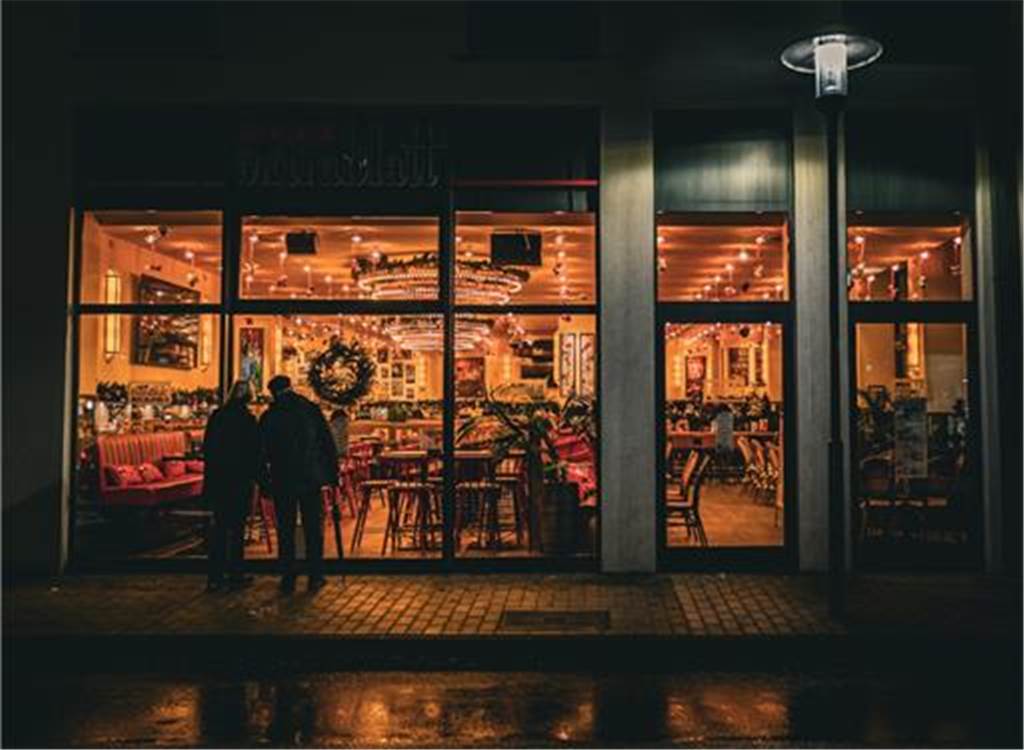 Warmes Licht und eine gemütliche Atmosphäre: Das Extrablatt im Dunkeln Das Café Extrablatt in der Schwerter Innenstadt sieht im Dunkeln besonders toll aus.
