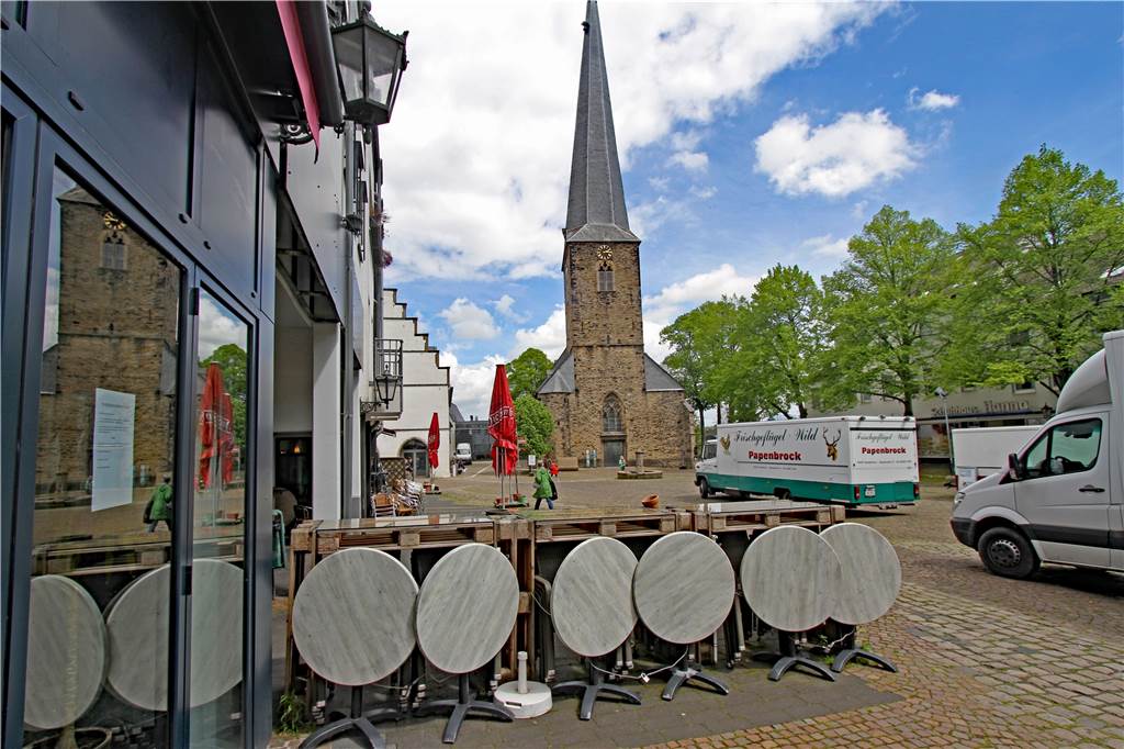 Erweiterung der Außengastronomie: „Gehen mit Anträgen wohlwollend um“ Das Café Herrlich hat den Platz erweitert – um die bereits vorhandenen Tische mit angemessenem Abstand nutzen zu können.