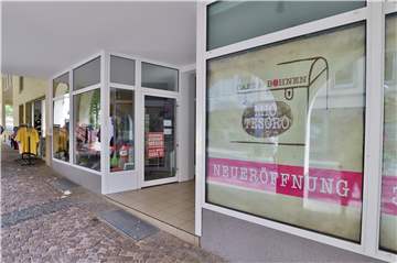Das Café „Mio Tesoro“ steckt gerade in den Vorbereitungen für die große Eröffnung am 31. August. Nebenan läuft in der Boutique „Der Froschkönig“ der Räumungsverkauf an. Der Mode- und Einrichtungsladen schließt am 31. August.Drawe