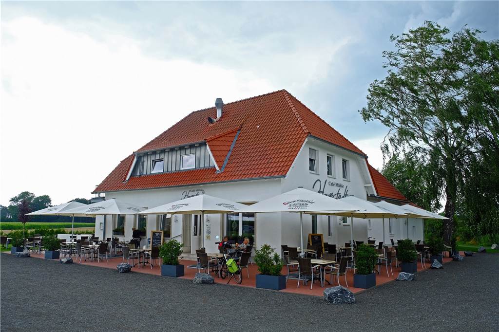 Münsterländer Flair: Café Mühle in Ahle 33 startet trotz Corona durch Das Café Mühle Hovestadt in Heek-Ahle bietet Platz für 140 Gäste auf der großen Terrasse.
