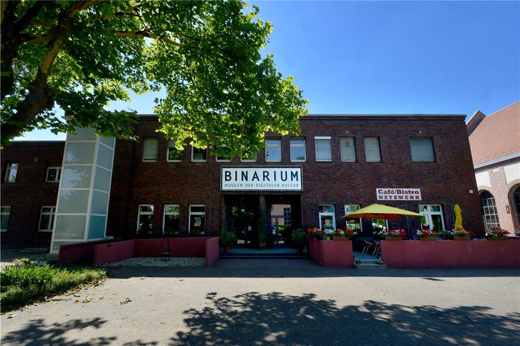 Das Café Netzwerk im Binarium ist eine willkommene Einkehrmöglichkeit. Das Binarium selbst zeigt eine spannende Zeitreise durch die Geschichte der Computer und Spiele-Konsolen. Dazu muss man aber Zeit mitbringen.