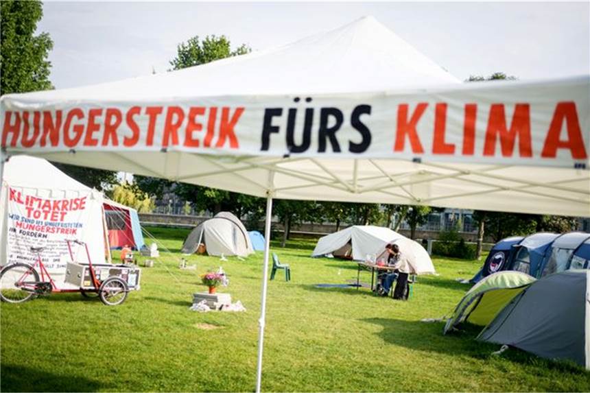 Klima-Hungerstreik: Fast alle Aktivisten geben auf Das Camp der Hungerstreikenden im Regierungsviertel.