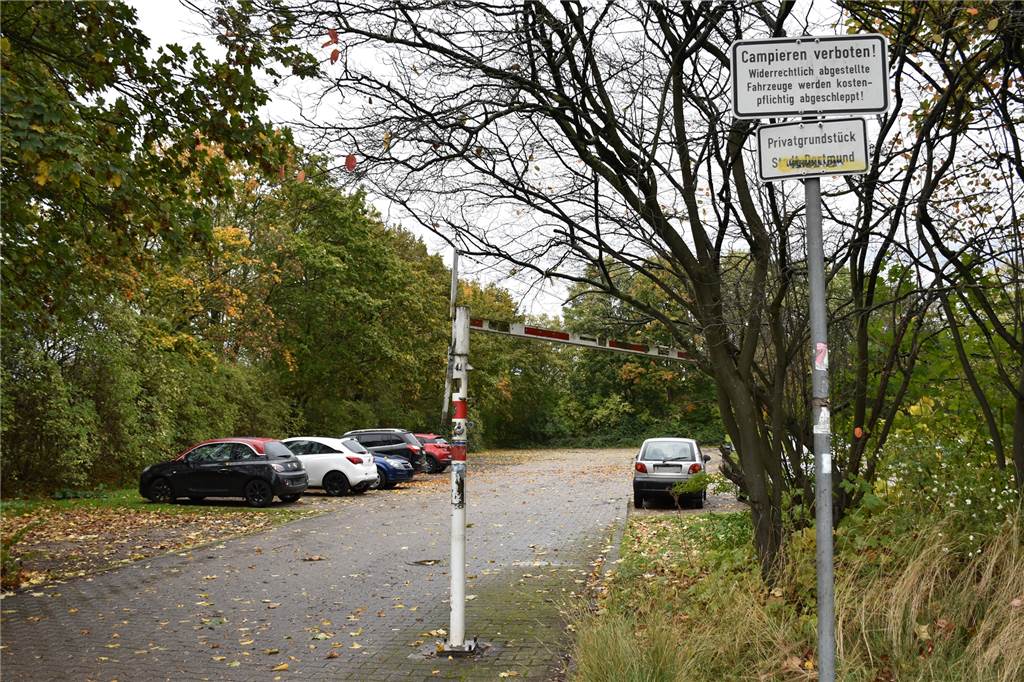 Hier finden Pendler aus dem Dortmunder Nordosten kostenfreie Park-and-Ride-Parkplätze Das Campieren auf dem Parkplatz am Wambeler Hellweg ist verboten. Eine Höhenbegrenzung versperrt großen Fahrzeugen im Normalfall die Zufahrt.