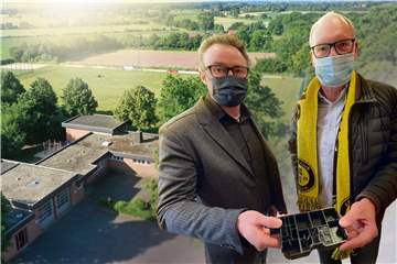 Das Capeller Sportzentrum steht vor einschneidenden Veränderungen. Architekt Lothar Steinhoff (l.) und Josef Mertens (Vorsitzender SC Capelle) mit einem Modell des geplanten Vereinsheims.