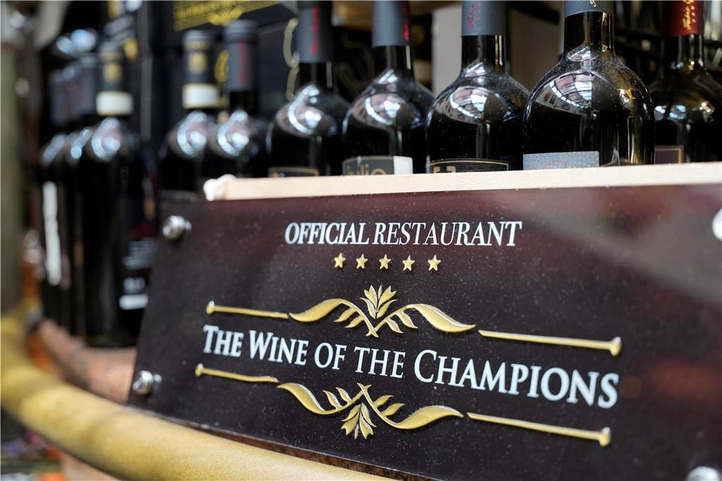 Fußball-Idole bringen eigene Weine mit Weinregal im Essener Capobianco.
