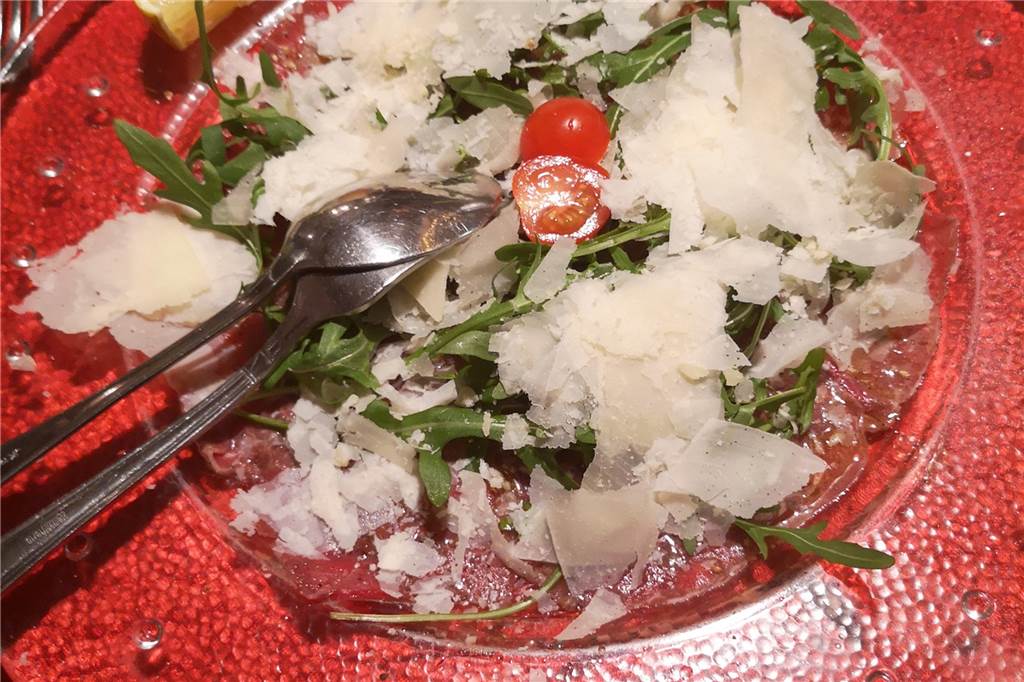 Im Haus Olfmann überzeugt vor allem die hausgemachte Pasta Das Carpaccio di Vitello: Rohes Rinderfilet mit Parmesan und Rucola zur Vorspeise.
