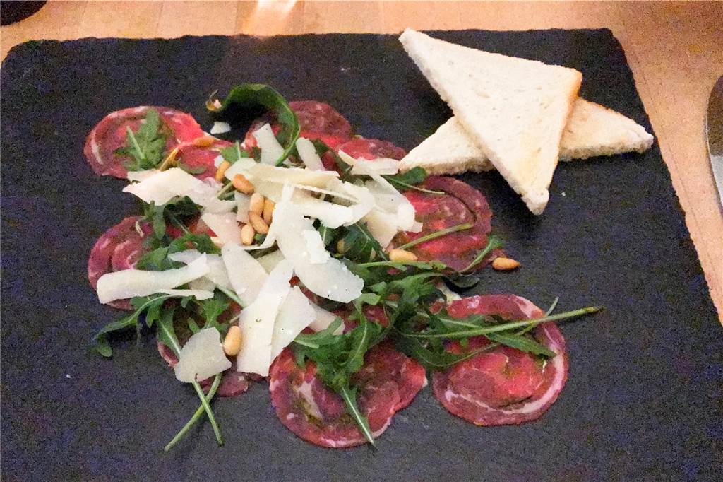 Meyerinks verwöhnen mit gutem Essen und ganz viel Herzlichkeit Das Carpaccio mit Parmesan und Rucola.