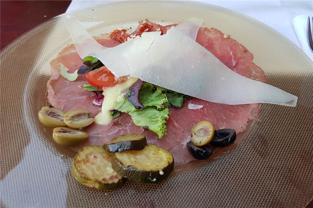 Beim „Dicken Jupp“ in Vreden gibt es westfälische Spitzenküche mit kreativen Komponenten Das Carpaccio wird mit Antipasti serviert.