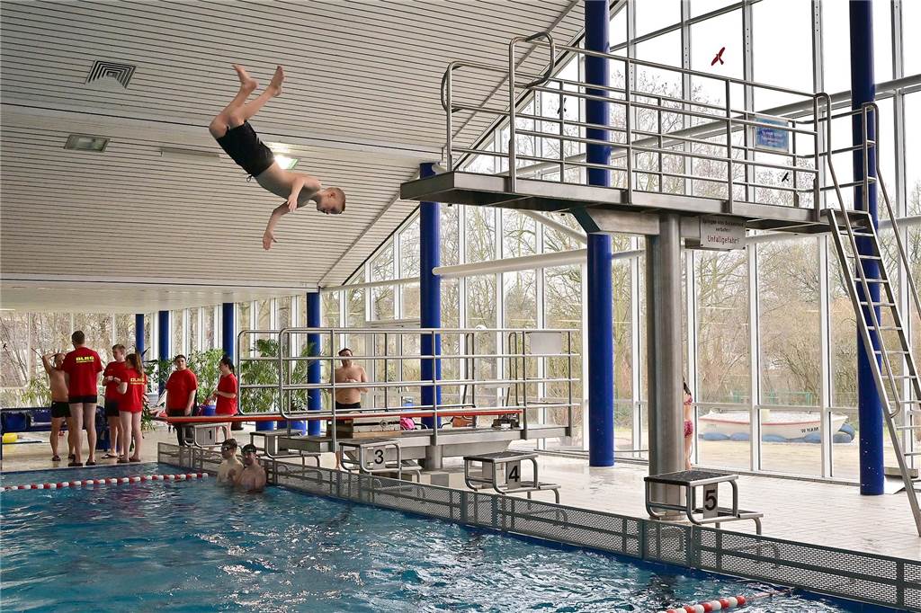 Trainingsabend im Hallenbad: Junge stürzte vom Drei-Meter-Turm auf die Fliesen Das Castrop-Rauxeler Hallenbad ist jeden Montagabend Schauplatz des Schwimmtrainings der DLRG. Hier stürzte vor einer Woche ein Junge vom Dreier-Turm.