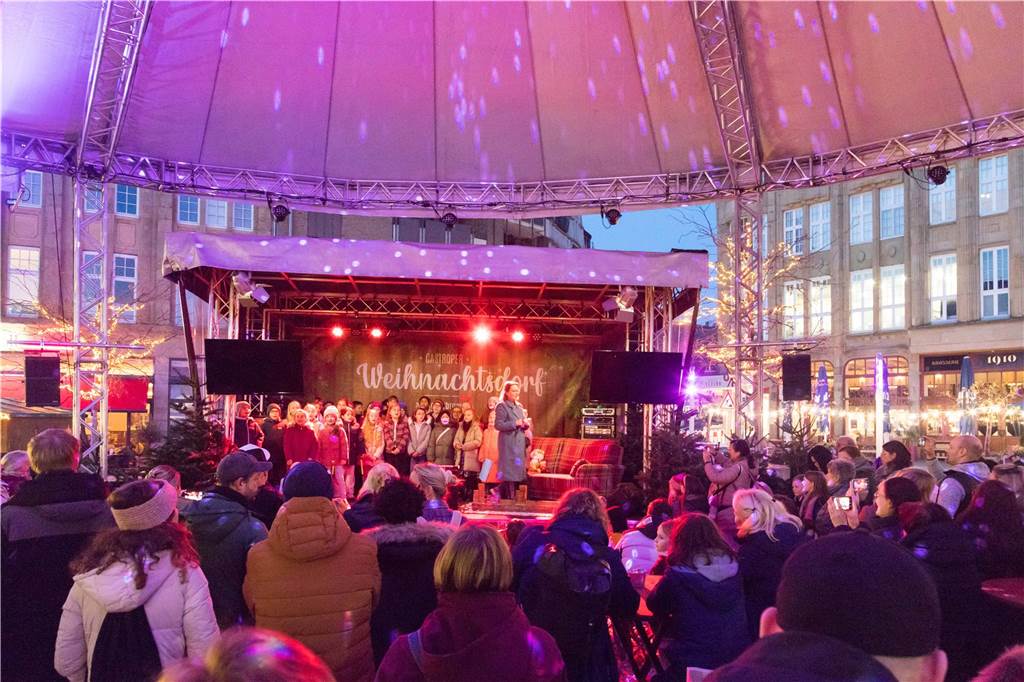 Ingo Böhmer: „Kosten kann man mit Glühwein nicht hereinkriegen“ Das Castroper Weihnachtsdorf am Reiterbrunnen 2023 bei der Eröffnung. So stimmungsvoll wird es auch dieses Jahr wieder unterm Riesen-Schirm.