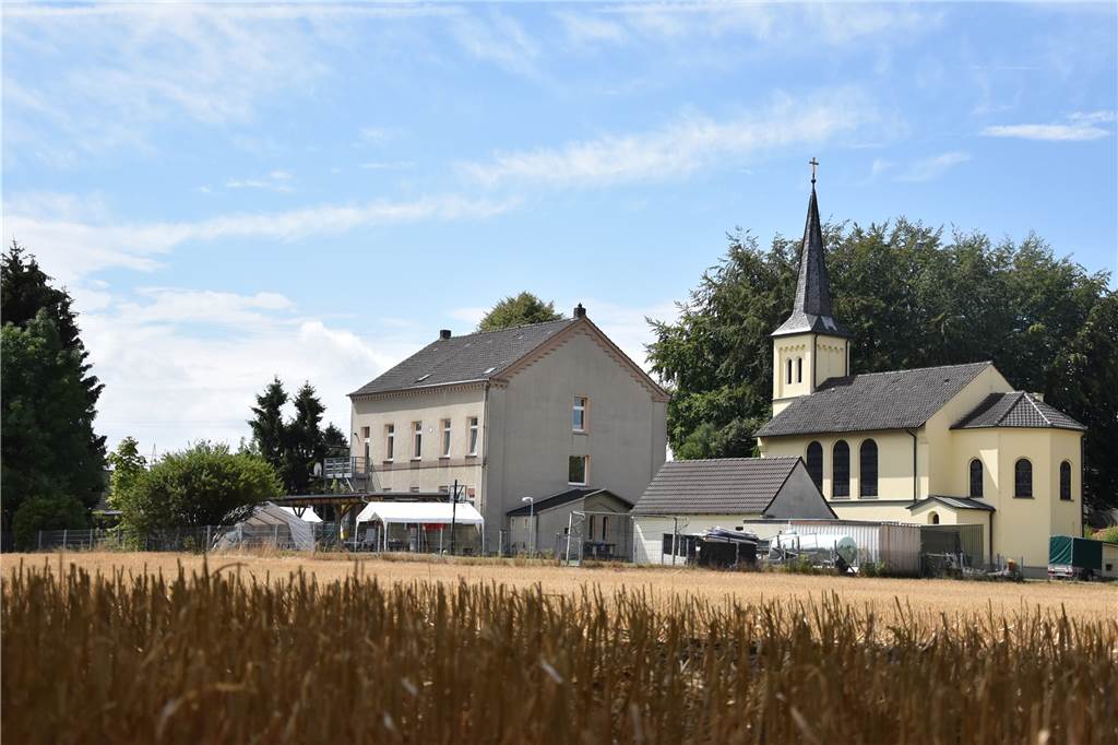 Pöppinghausen schöpft Hoffnung im Kampf gegen den Stromtrassen-Plan von Amprion Das Center Pöppinghausen, direkt neben der Kirche. Sonst umgeben von Feldern und Wiesen.