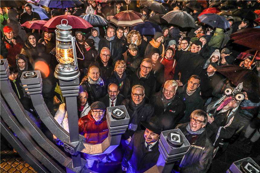 Ein Licht für jeden Tag: Das ist das jüdische Chanukka-Fest Das Chanukka-Fest zog viele Besucher an. Auch einige politische Vertreter aus Dortmund waren vor Ort, um zusammen mit der Jüdischen Kulturgemeinde am Phoenix-See das Lichterfest zu feiern.