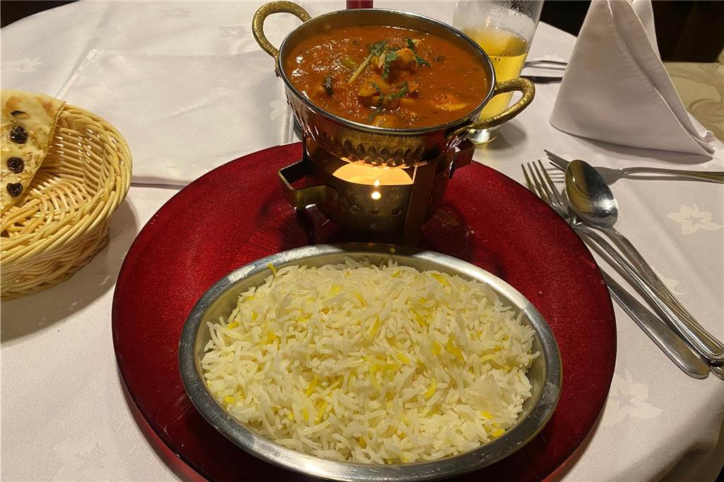 „Tandoori Love“ im Restaurant-Check der Ruhr Nachrichten: Eine Schale Reis und ein Behälter mit Hühnchen und Sauce.