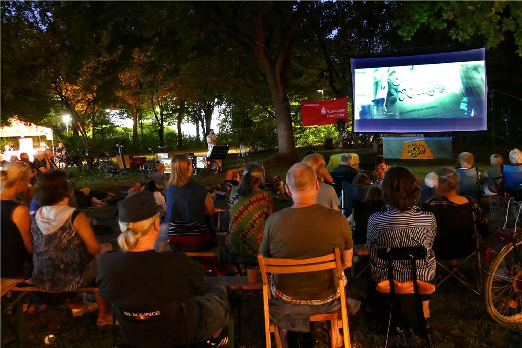 Neue Veranstaltung: Hochrad-Fahrschule und Solarkino kommen nach Haltern Das Cinema del Sol baut seine Leinwand im Galen-Park auf.