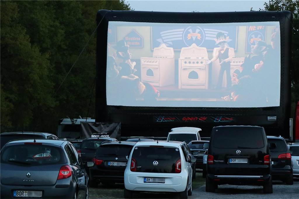 Corona-Liveblog: Mehr Infizierte, Inzidenz angestiegen, ein weiterer Todesfall Das Cinetech-Autokino auf dem Ahauser BBS-Parkplatz an der Fürstenkämpe war ein voller Erfolg. Dominik Paffrath macht nun Hoffnungen auf mehr.