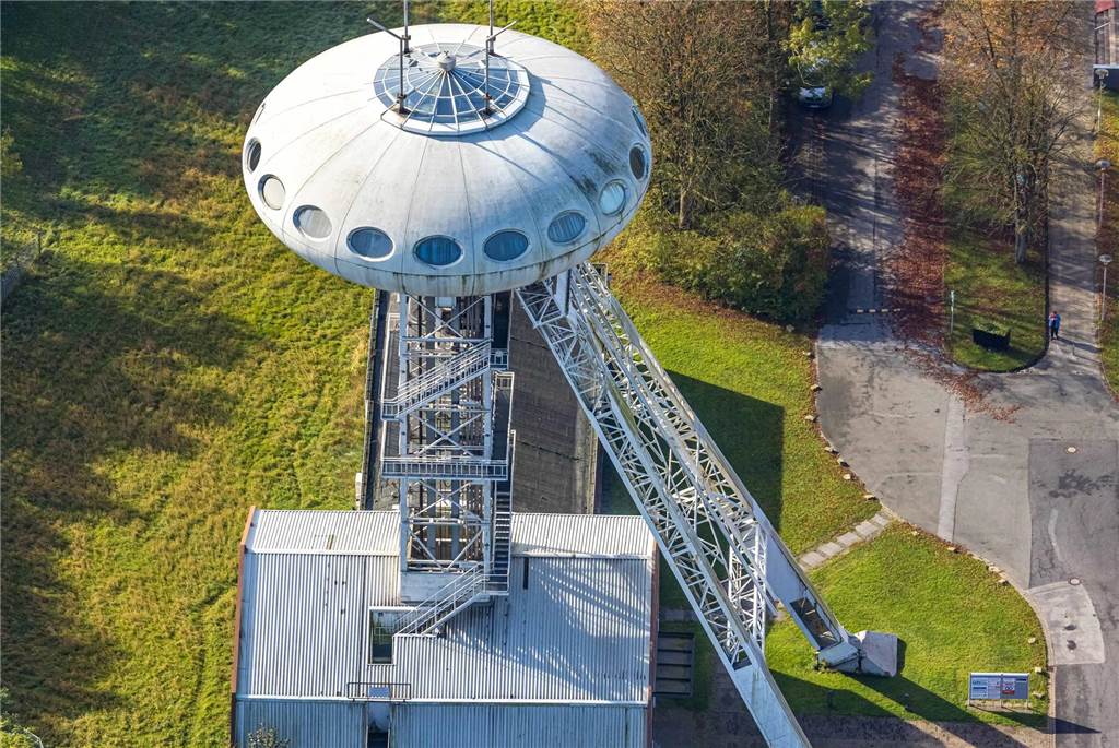 Das Colani-Ufo in Brambauer ist wohl eines der kuriosesten Bauwerke in der Stadt. Interessierte können sich das Bauwerk seit einiger Zeit ganz genau anschauen, seit April können Besucher in den oberen Teil des Ufos. Auch Trauungen sind dort möglich.