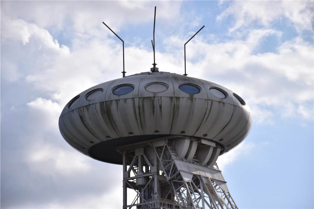 Erste Trauung im Colani-Ufo: Hochzeitspaar sagt in luftiger Höhe „Ja“ Colani-Ufo