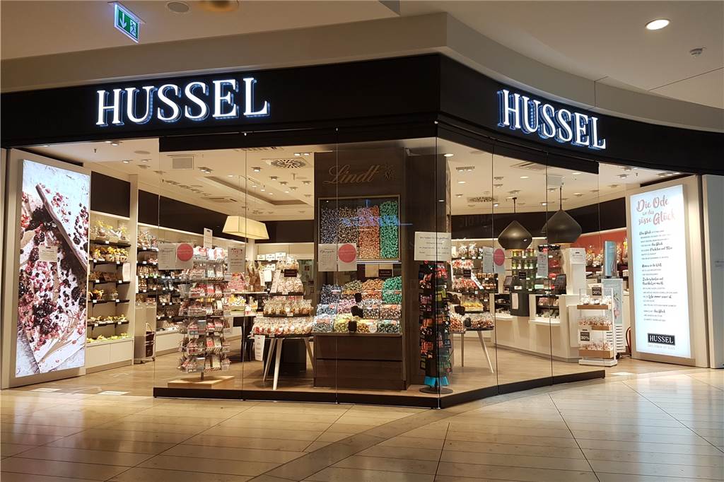 Thier-Galerie im Notbetrieb: Wie geht es Dortmunds Einkaufszentrum? Das Confiserie-Fachgeschäft Hussel im Erdgeschoss hält seine Türen geöffnet. Mehr oder weniger nebenan ist jetzt auch wieder Starbucks geöffnet.