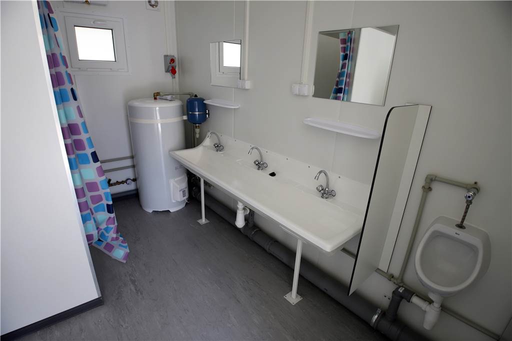 Das Container-Dorf bietet auch Sanitär-Container mit Duschen, Waschbecken und Toiletten.