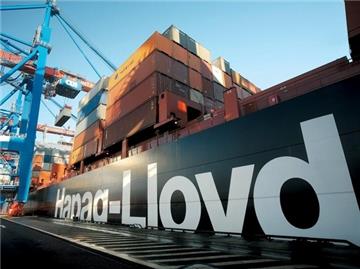 Das Containerschiff Hamburg-Express der zum TUI-Konzern gehörigen Hapag-Lloyd wird am Containerterminal Hamburg-Altenwerder abgefertigt.